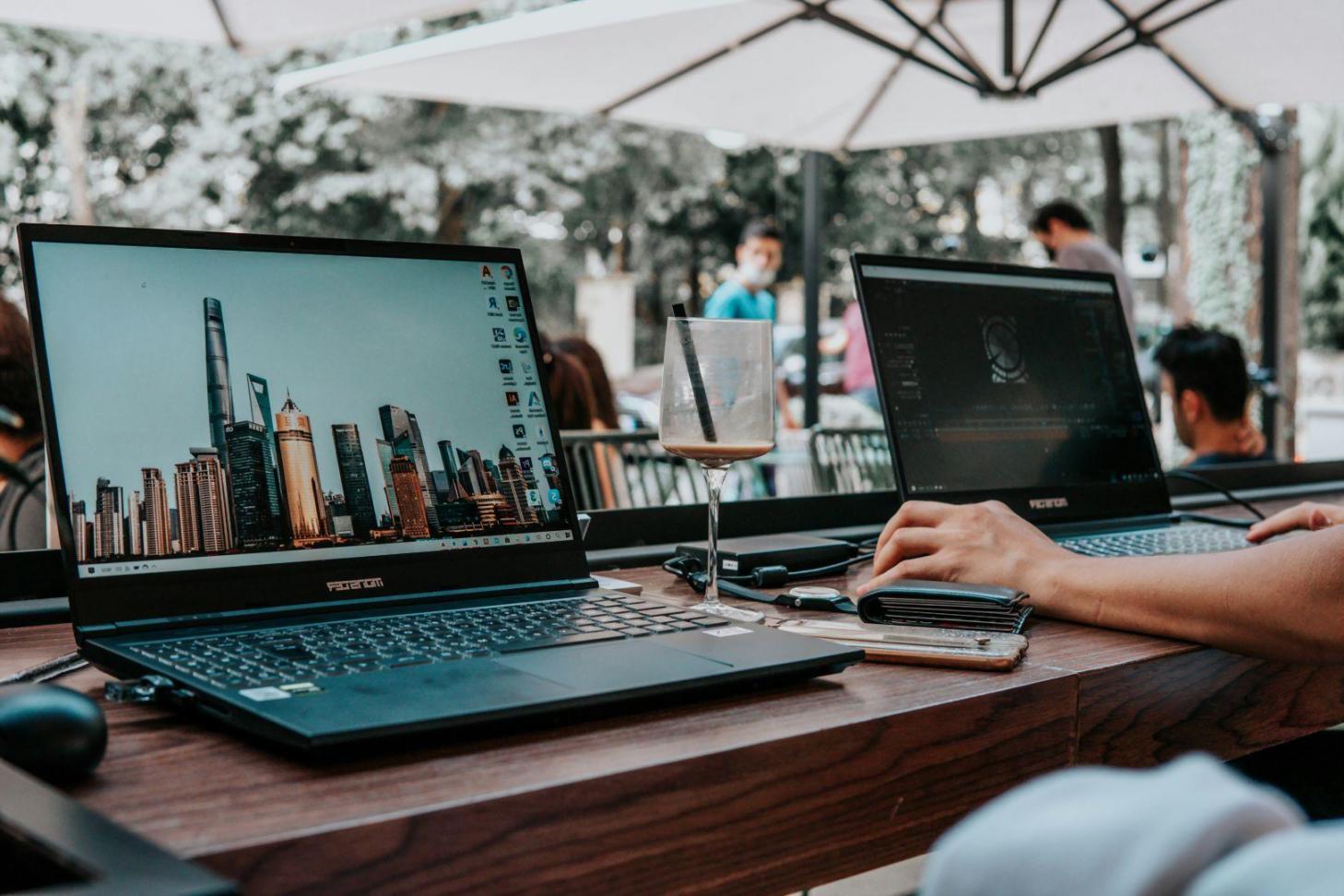 Entrepreneur travaillant sur son plan financier dans un espace professionnel