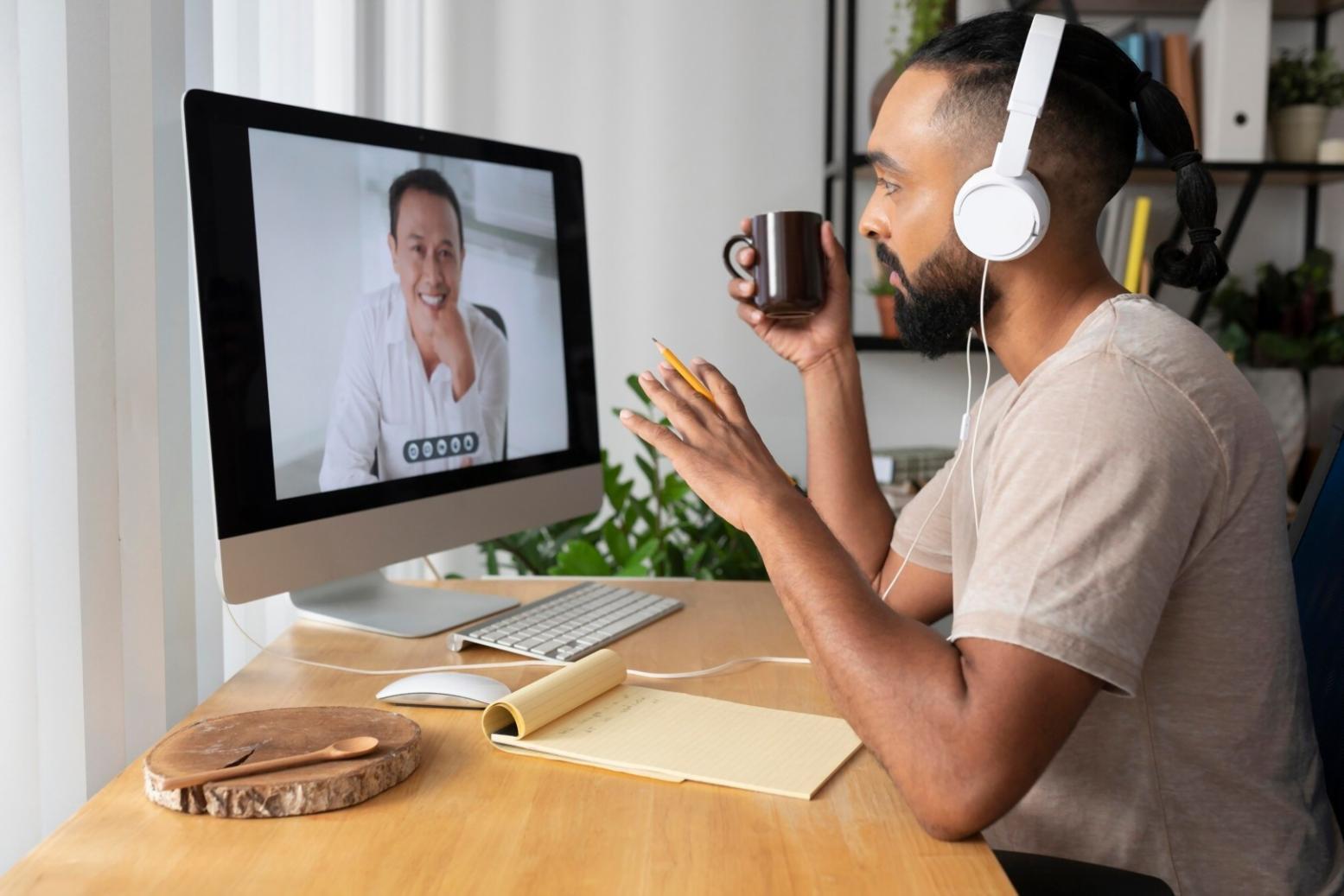 Espace de travail collaboratif où notre équipe développe des solutions budgétaires personnalisées pour les entrepreneurs